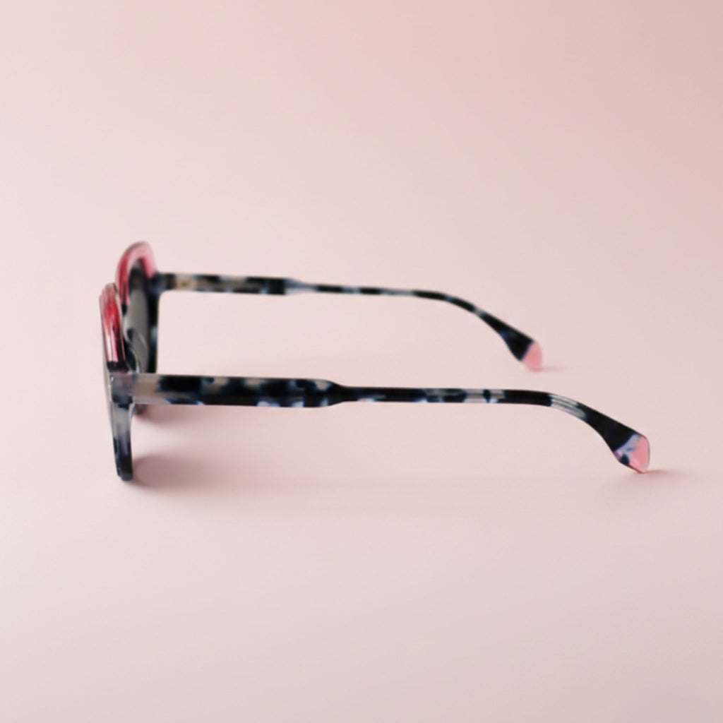 Lunettes de soleil pour femme modèle Nouméa C3 de Lumeya Suntribe, monture design écaillée bleue et rose avec verres polarisés 100% anti-UV, qualité expertise opticien. Stock limité et retours gratuits