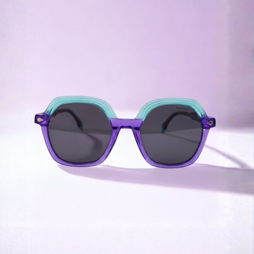 Lunettes de soleil pour femme modèle Nouméa C4 de Lumeya Suntribe, monture bicolore turquoise et violette, branches framboises, avec verres polarisés 100% anti-UV, qualité expertise opticien.