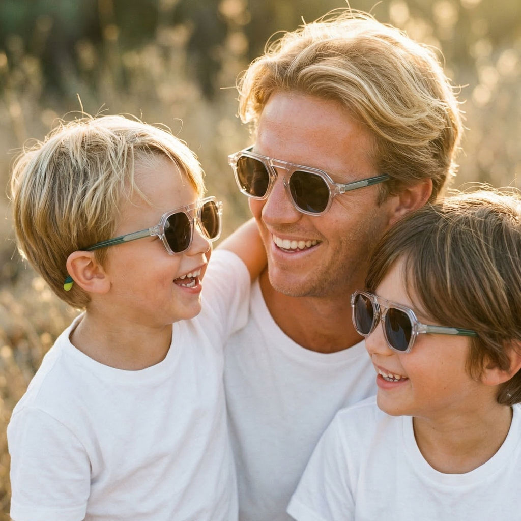 Père et fils portant des lunettes de soleil matchy matchy du modèle Kanuméra C1 de la marque Lumeya Suntribe. Ces lunettes pour homme adulte et enfant sont dotées de verres polarisés et offrent une protection à 100% contre les rayons UV, alliant style, confort et sécurité solaire pour toute la famille lors de sorties en extérieur.