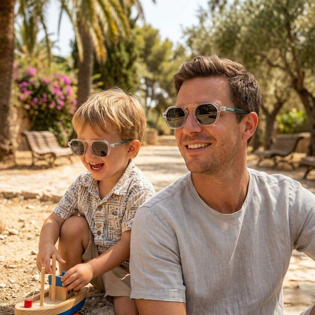 Père et fils portant des lunettes de soleil matchy matchy du modèle Kanuméra C1 de la marque Lumeya Suntribe. Ces lunettes pour homme adulte et enfant sont dotées de verres polarisés et offrent une protection à 100% contre les rayons UV, alliant style, confort et sécurité solaire pour toute la famille lors de sorties en extérieur.