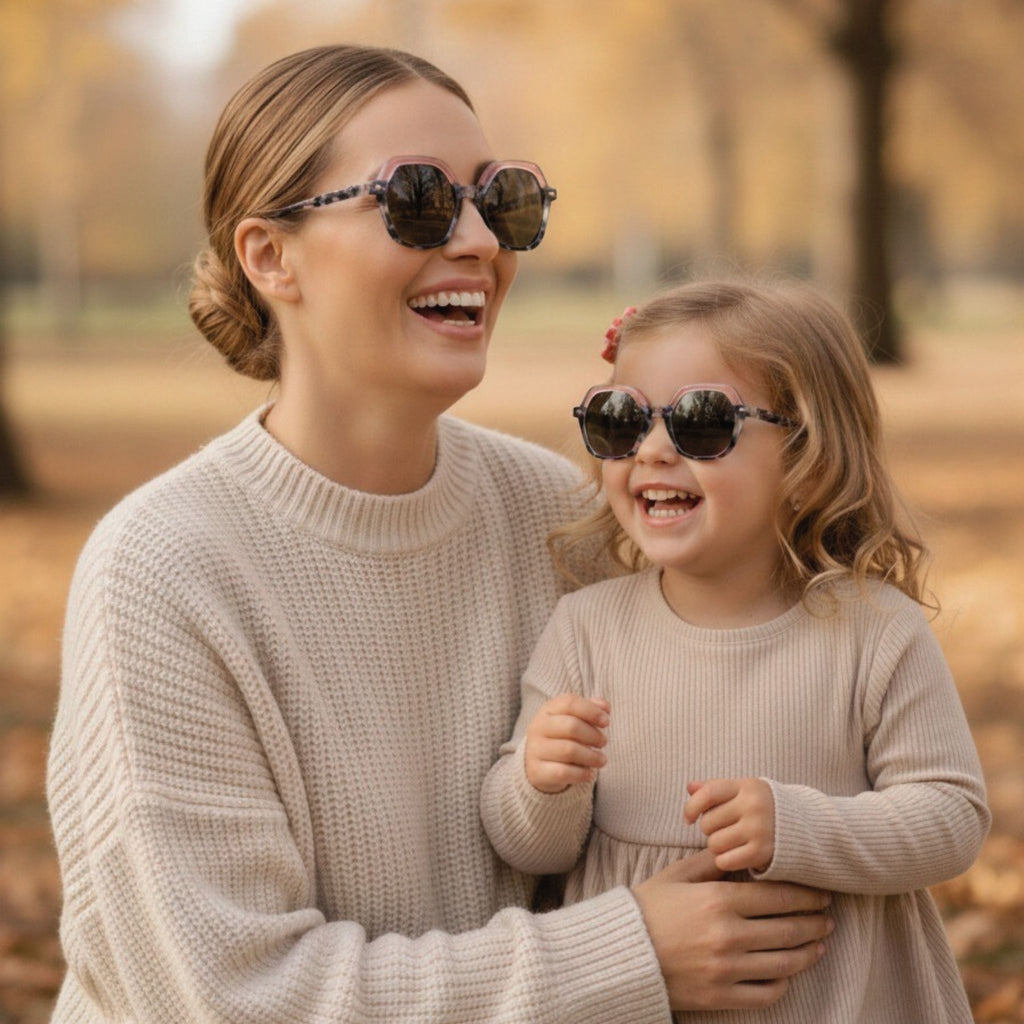 Maman et fille portant des lunettes de soleil matchy matchy du modèle Nouméa C3 de la marque Lumeya Suntribe. Ces lunettes pour femme et enfant sont dotées de verres polarisés et offrent une protection à 100% contre les rayons UV, alliant style, confort et sécurité solaire pour toute la famille lors d'une sortie en extérieur au coucher du soleil.