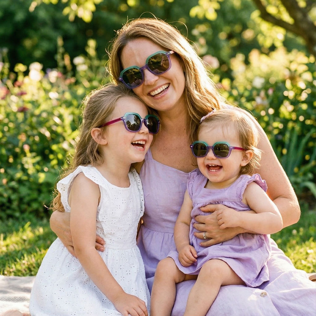 Maman et ses deux filles portant des lunettes de soleil matchy matchy du modèle Nouméa C4 de la marque Lumeya Suntribe. Ces lunettes pour femme et enfant sont dotées de verres polarisés et offrent une protection à 100% contre les rayons UV, alliant style, confort et sécurité solaire pour toute la famille lors de sorties à l'extérieur.