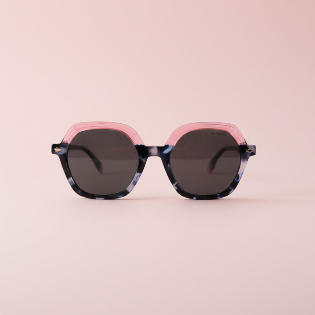 Lunettes de soleil pour femme modèle Nouméa C3 de Lumeya Suntribe, monture design écaillée bleue et rose avec verres polarisés 100% anti-UV, qualité expertise opticien.