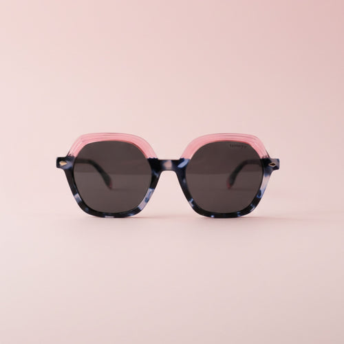 Lunettes de soleil pour femme modèle Nouméa C3 de Lumeya Suntribe, monture design écaillée bleue et rose avec verres polarisés 100% anti-UV, qualité expertise opticien.