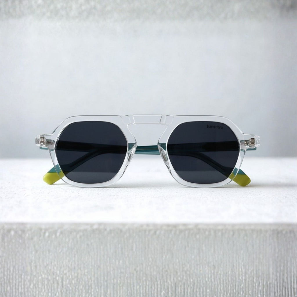Lunettes de soleil pour homme modèle Kanuméra C1 de Lumeya Suntribe, monture crystal transparente, branches bleu canard, avec verres polarisés 100% anti-UV, qualité expertise opticien, 