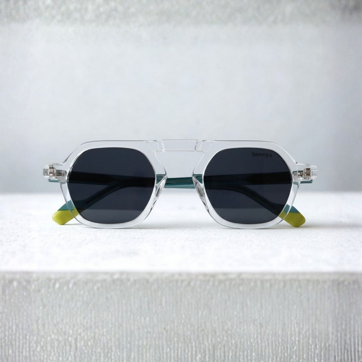 Lunettes de soleil pour homme modèle Kanuméra C1 de Lumeya Suntribe, monture crystal transparente, branches bleu canard, avec verres polarisés 100% anti-UV, qualité expertise opticien, 