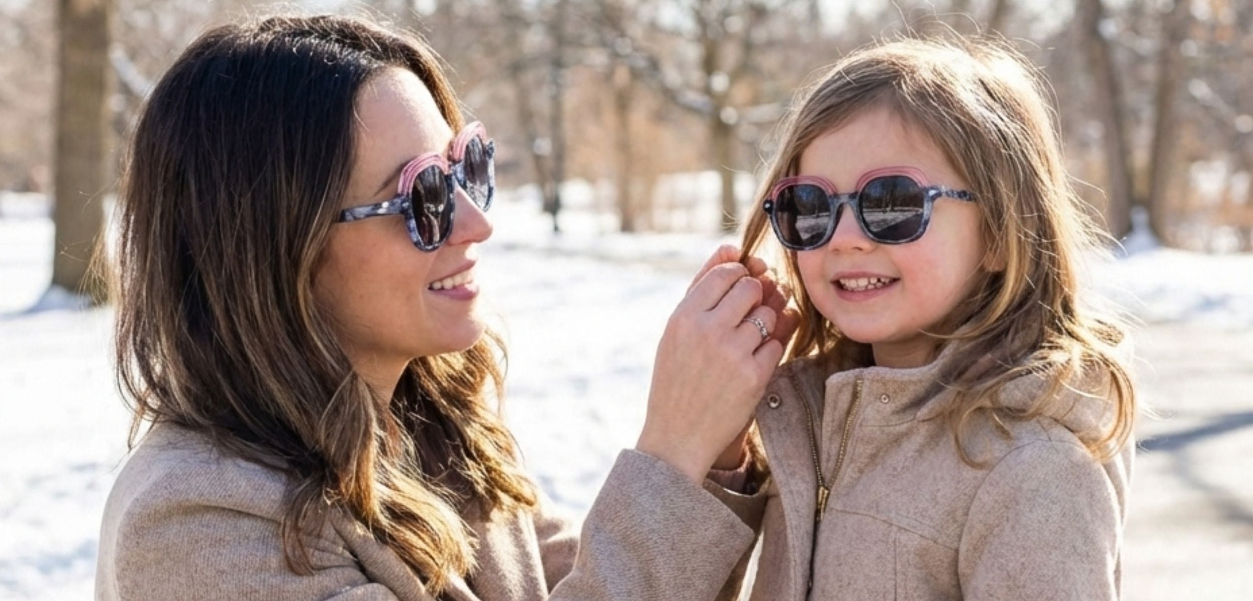 Duo mère-fille matchy-matchy avec les lunettes de soleil Nouméa C3 Lumeya Suntribe, monture écaille grise et rose poudré, verres polarisés protection UV400.
