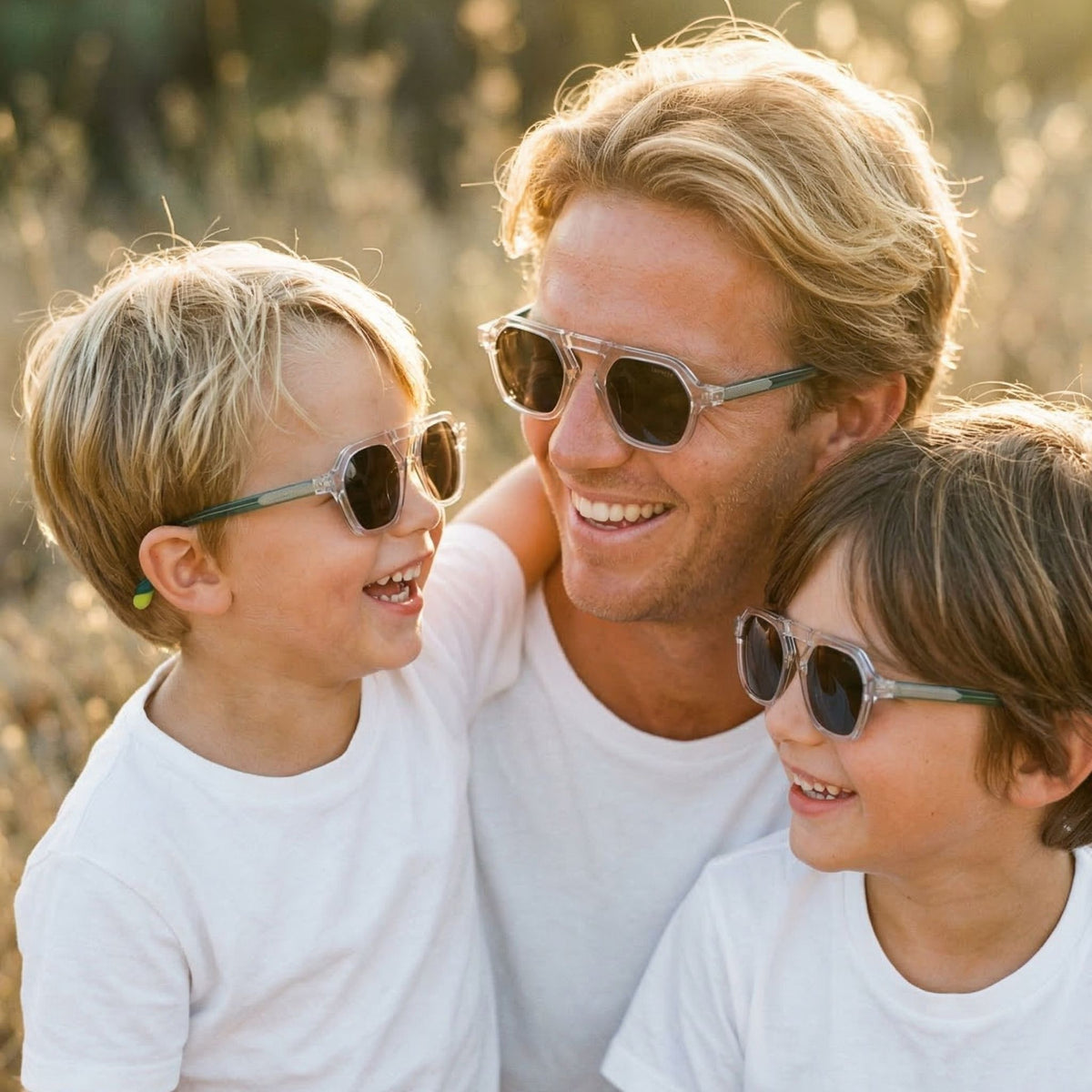Père et fils portant des lunettes de soleil matchy matchy du modèle Kanuméra C1 de la marque Lumeya Suntribe. Ces lunettes pour homme adulte et enfant sont dotées de verres polarisés et offrent une protection à 100% contre les rayons UV, alliant style, confort et sécurité solaire pour toute la famille lors de sorties en extérieur.