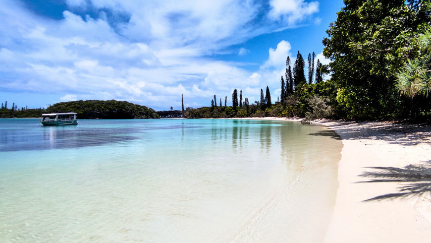 Vue d’une plage paradisiaque aux eaux cristallines (plage de Kanuméra) sans reflets éblouissants à la surface de l'eau, illustrant l'effet du verres polarisés qui apportent de meilleurs contrastes et couleurs, évitent la fatigue visuelle.